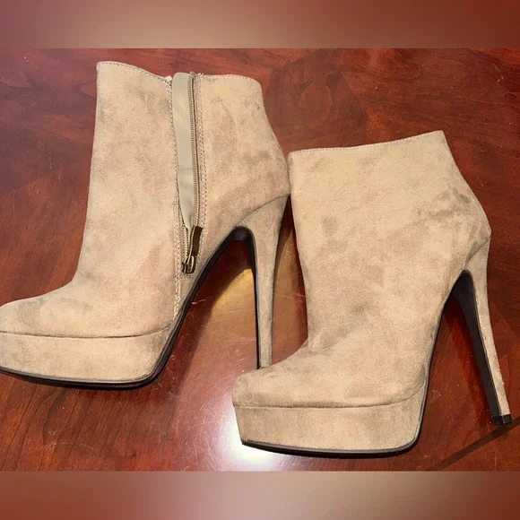 Chinese Laundry Platform Ankle Boots - Picture 1 of 2